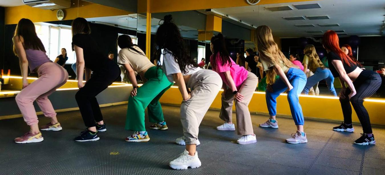 Antalya’da yol kenarında twerk şovuna mahalleli isyan etti 