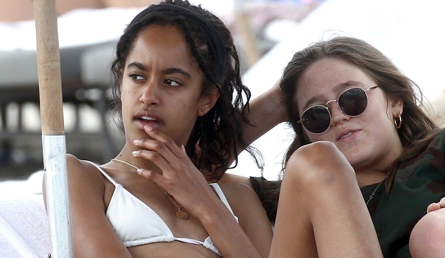 Malia Obama Plajda Tarzıyla Öne Çıktı — En İyi Anlarını İzleyin!