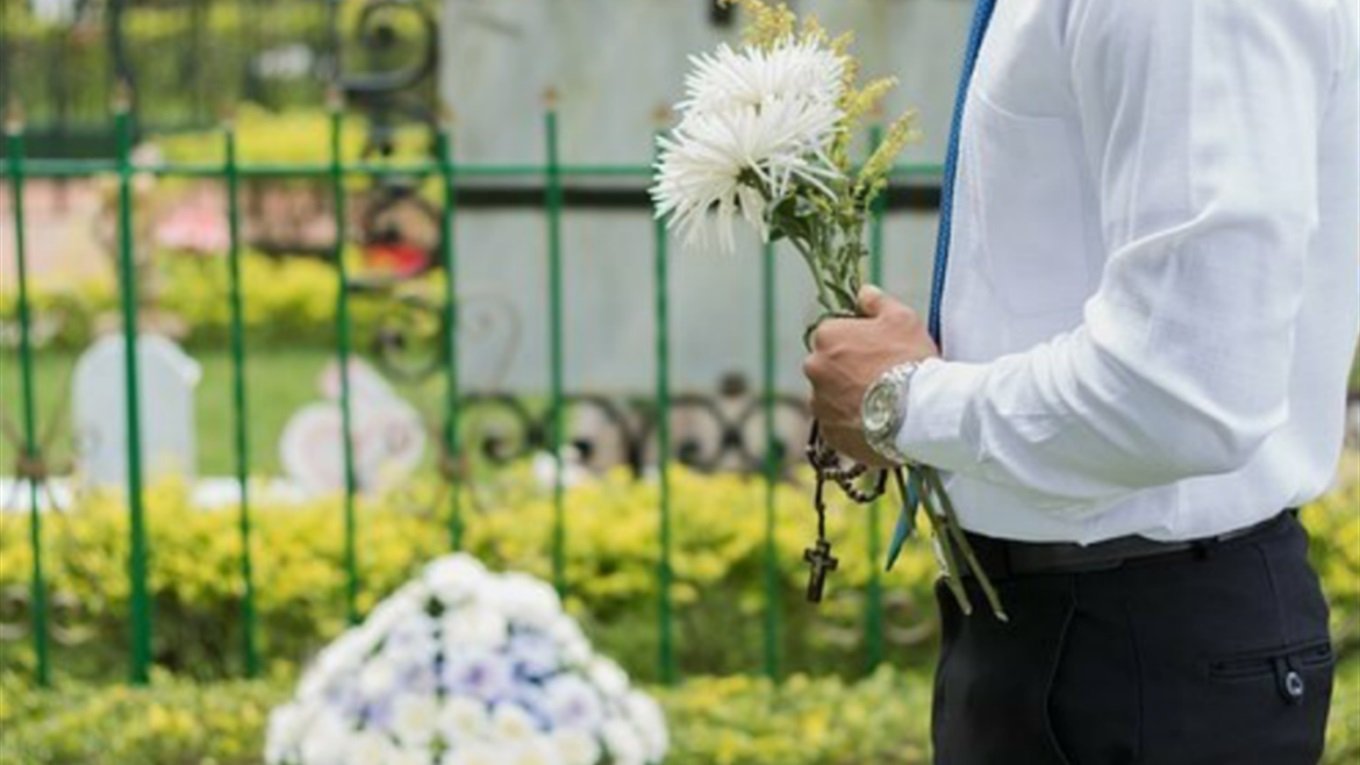 Rażące uchybienie: czego nie wolno robić podczas wizyty na cmentarzu