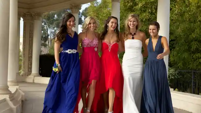 女孩因為穿著被舞會趕出，放大看原因