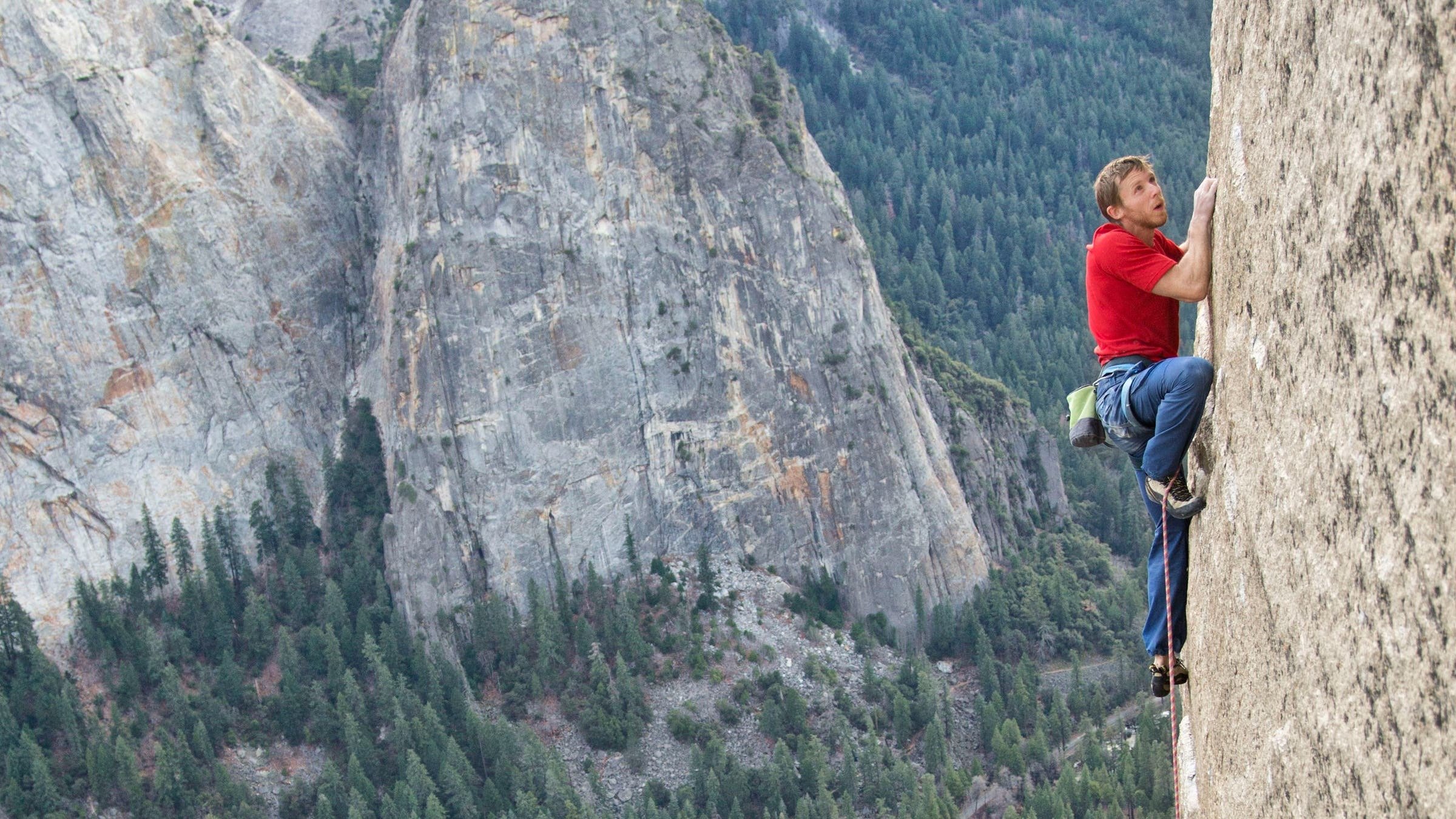Adam Bebek Gergedanı Yoldan Çıkarmaya Çalışıyor. Yaklaştığında Bir Şeylerin Ters Gittiğini Anlıyor