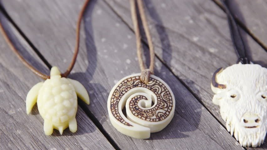 Kemik Kolyeler: Eski Bir Fotoğrafın Ürkütücü Gerçeği