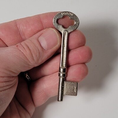 Dokuz yaşındaki bir kız ormanda bir kertenkele bulduğunu sandı. Veteriner hekim onu ​​görünce, “Aman Tanrım, uzak dur!” diye bağırdı