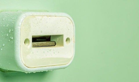 SIM Kartı Şarj Cihazınıza Takmak mı? İşte Viral “Hile”nin Ardındaki Gerçek