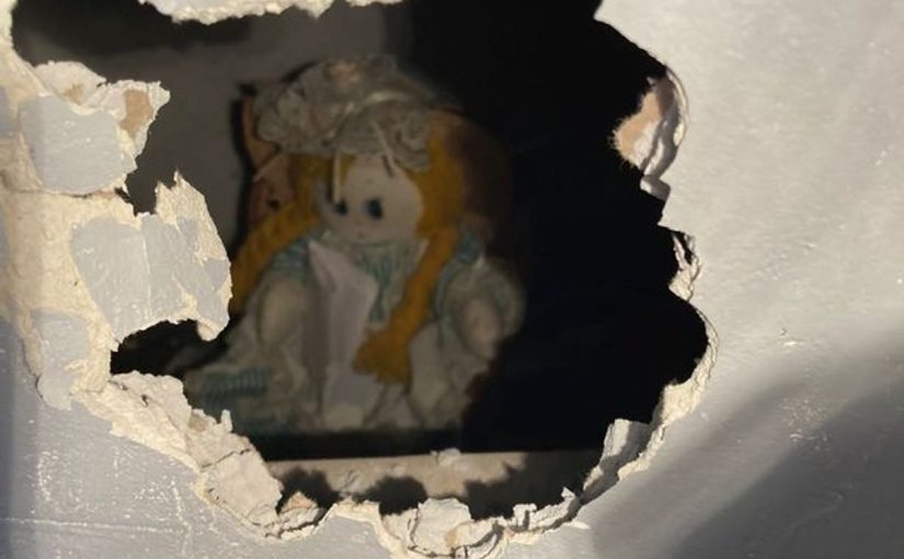 A man found a creepy doll with a note on the wall of his new home ➤ haberion.com