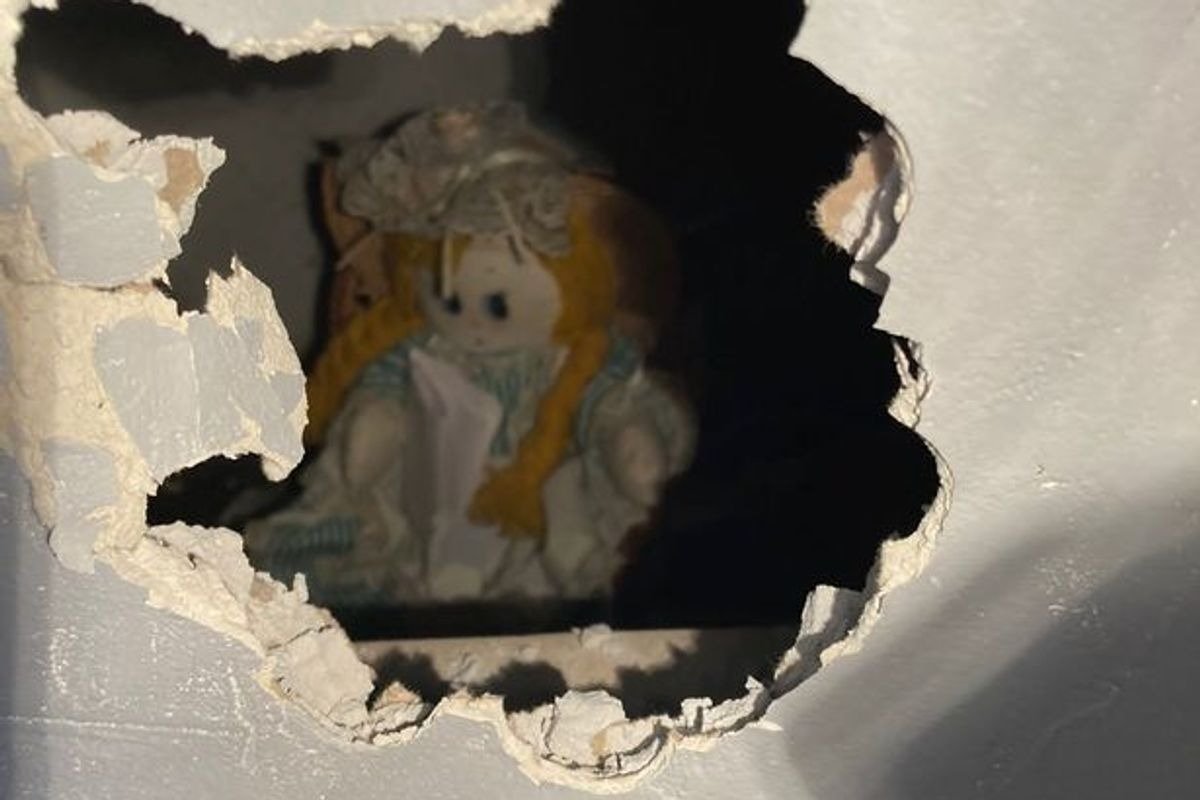 A man found a creepy doll with a note on the wall of his new home ➤ haberion.com