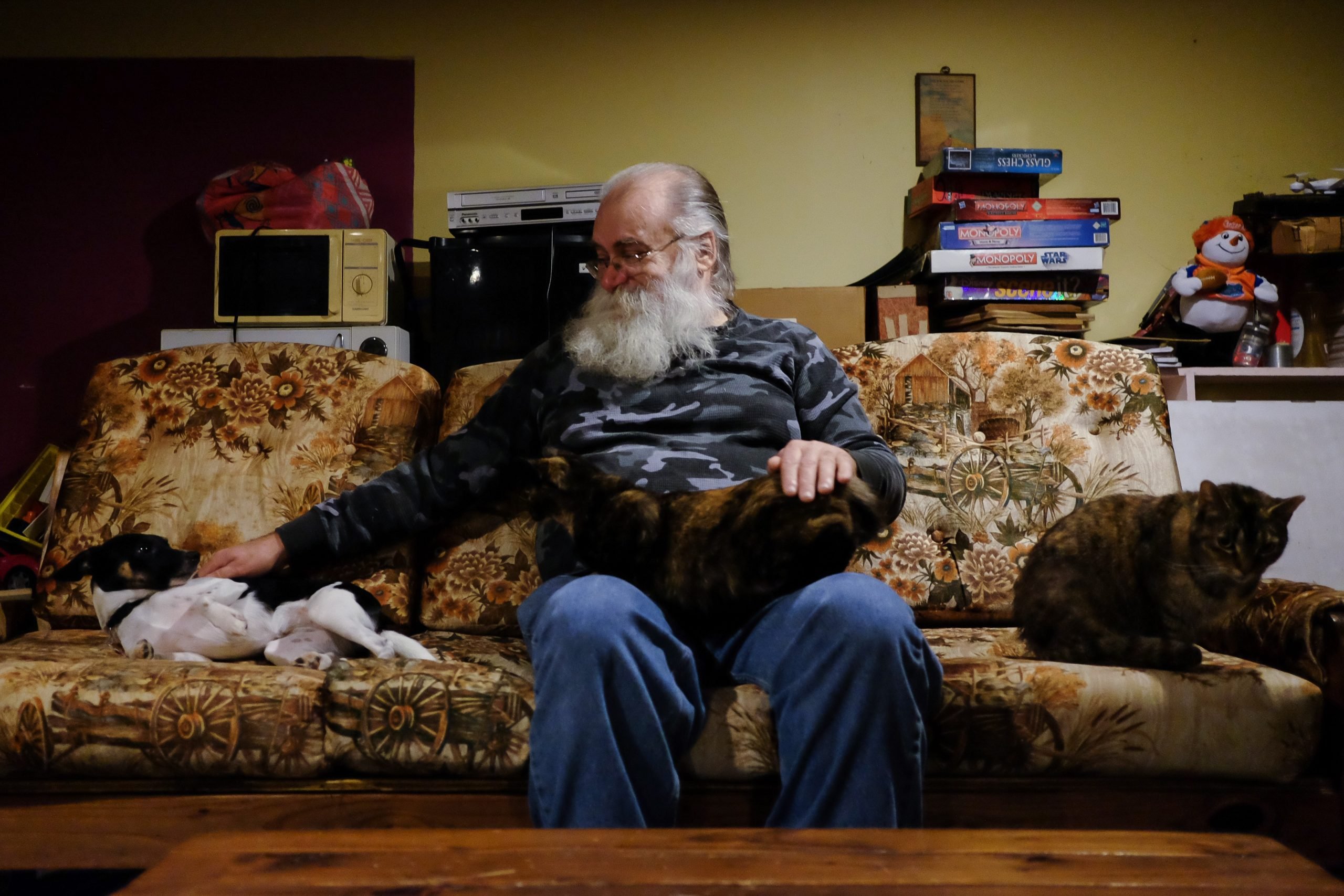 A man found over $40,000 in a thrift store sofa ➤ haberion.com