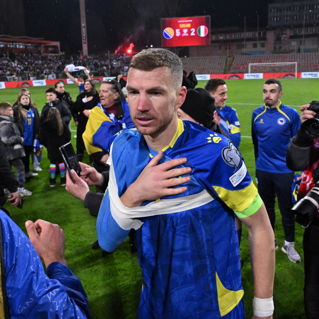 Dzeko antrenörünün eşini dudaktan mı öptü?