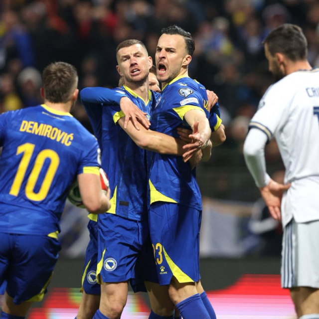 Dzeko antrenörünün eşini dudaktan mı öptü?