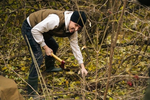 Rolnik poszedł do lasu po drewno na opał – ale znalazł coś lodowatego, otulonego lodem