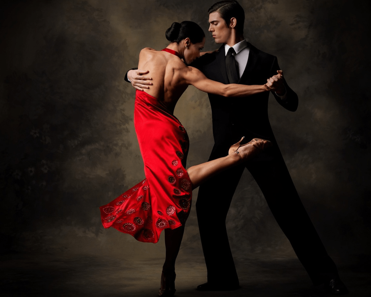 Sa danse est tellement sensuelle qu’elle choque tout le monde… regardez pour y croire !