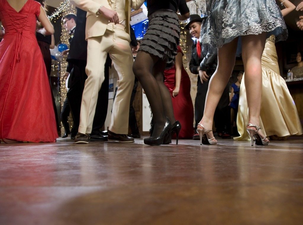 Expulsée du bal de promo à la dernière minute : sa robe fait scandale, regardez bien ➤ Главное.net