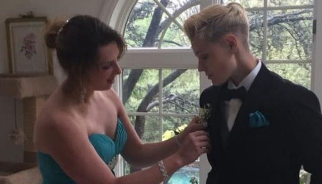 Expulsée du bal de promo à la dernière minute : sa robe fait scandale, regardez bien