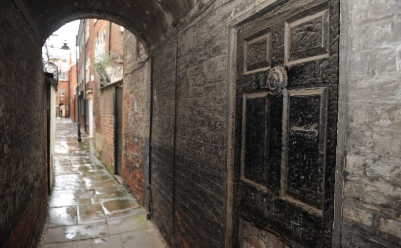 He Discovered a Secret Door in a City Alley—What He Found Beyond It Changed His Life Forever ➤ haberion.com