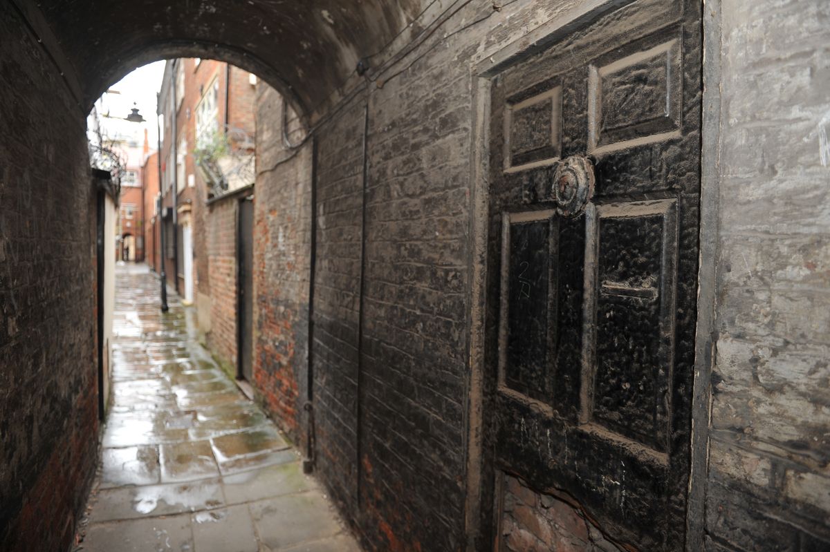 He Discovered a Secret Door in a City Alley—What He Found Beyond It Changed His Life Forever ➤ Главное.net