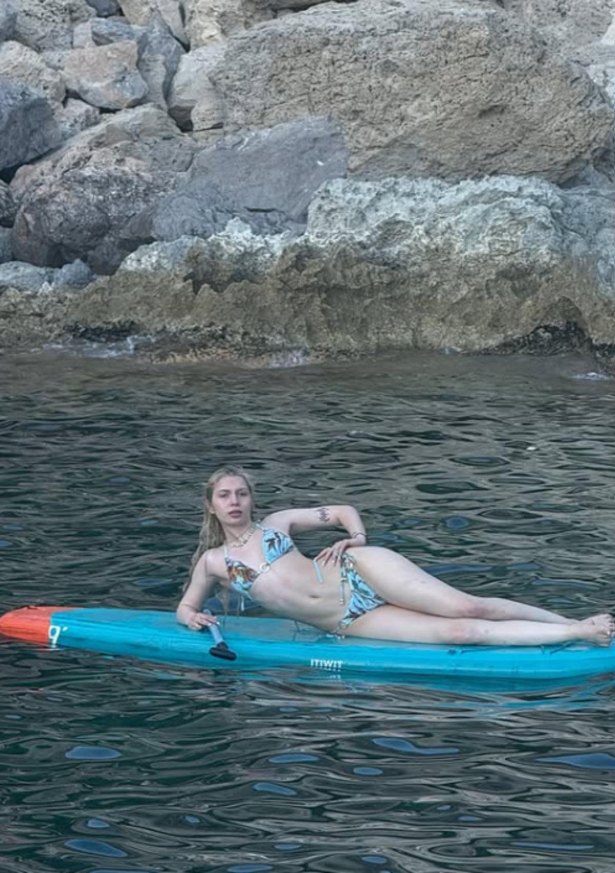 Aleyna Tilki, tatil fotoğraflarını paylaşarak hayranlarını yeni bir İngilizce albümle heyecanlandırdı