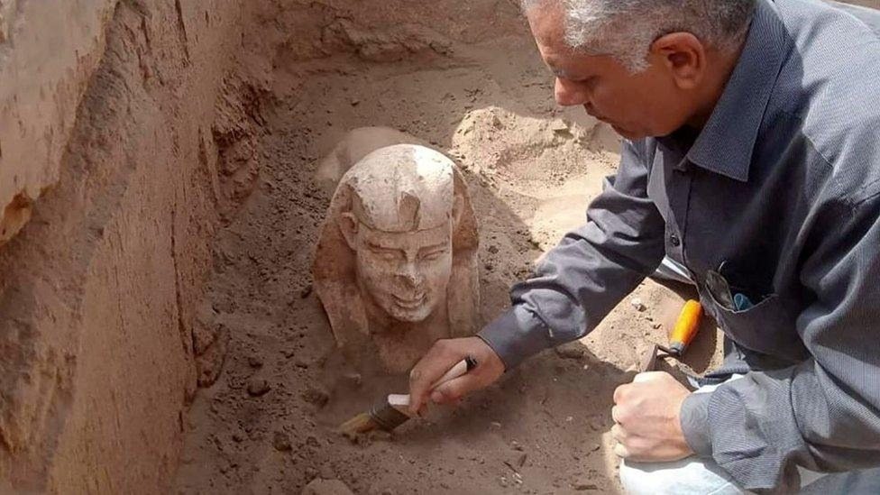 ארכאולוג גילה פסלים עתיקים, אבל בדיקות המעבדה חשפו אמת מדהימה שלא ציפה לה! ➤ haberion.com