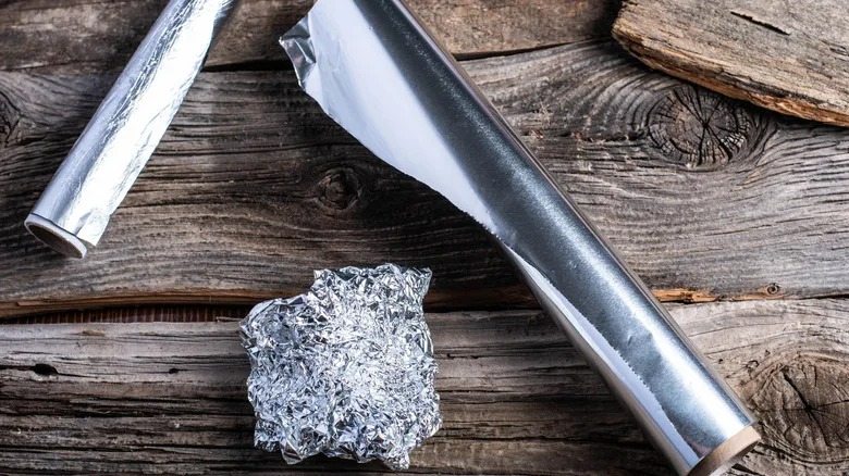 Versez du sel sur du papier aluminium… l’astuce qui va révolutionner votre cuisine !