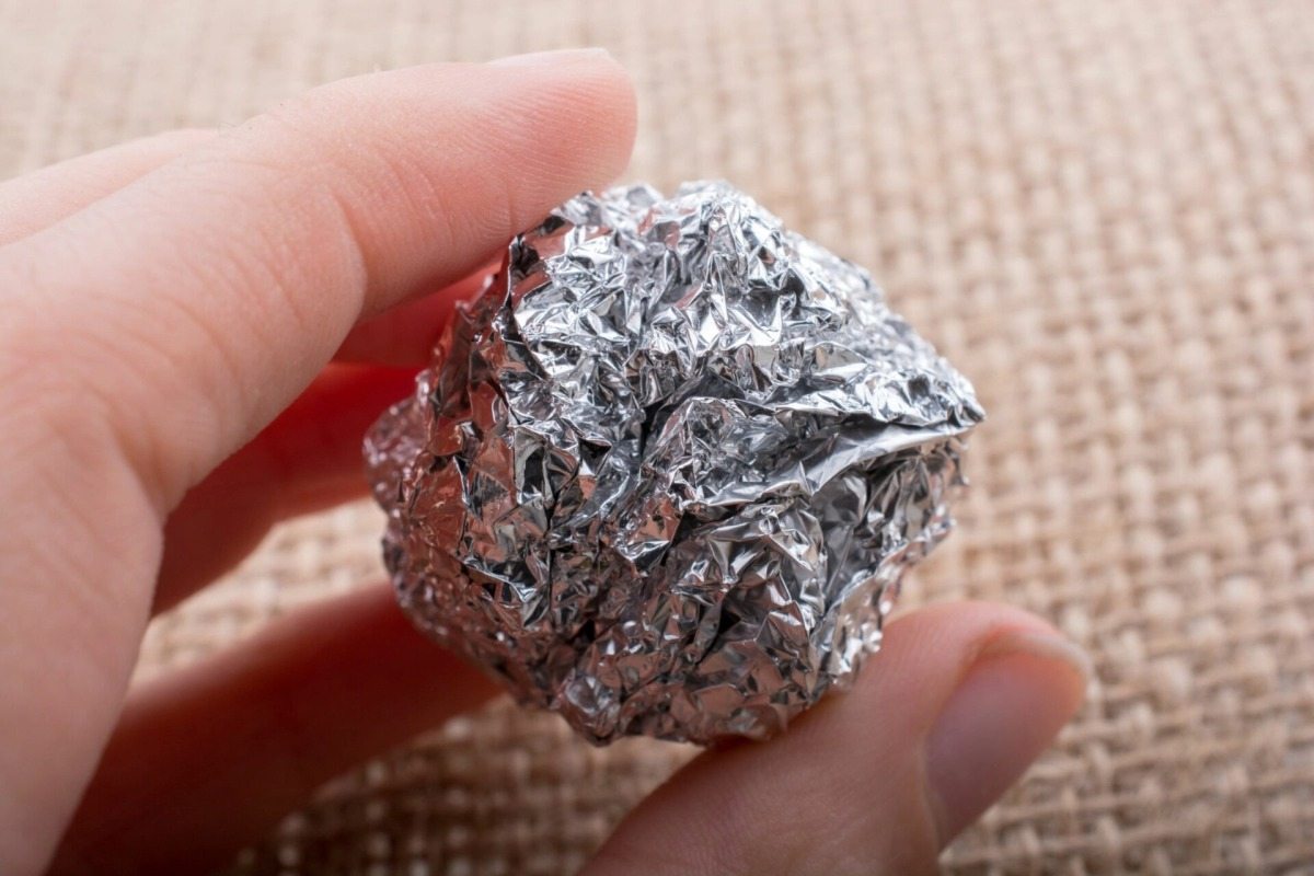 Versez du sel sur du papier aluminium… l’astuce qui va révolutionner votre cuisine !