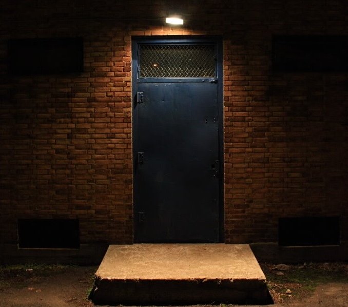 He Discovered a Secret Door in a City Alley—What He Found Beyond It Changed His Life Forever