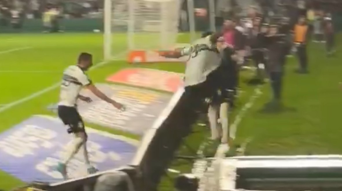 Un jucător a marcat un gol și apoi a dispărut imediat în pământ: momentul incredibil a fost surprins pe video