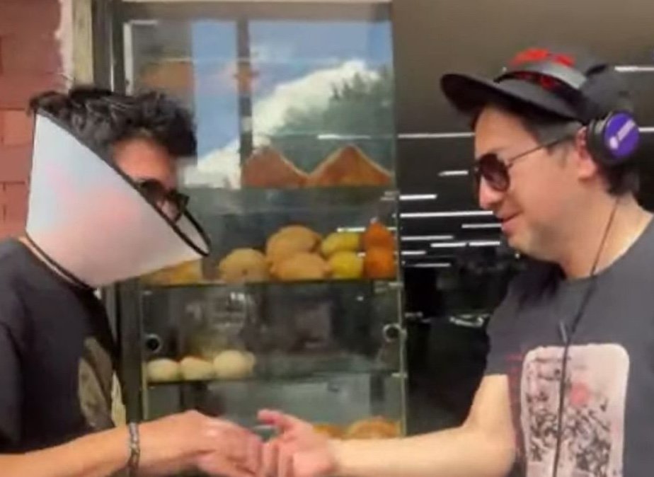 VIDEO: „Campionul” a fost obligat să plătească pariul și să umble pe străzi cu un „con al rușinii” ➤ haberion.com