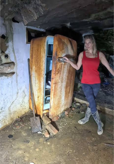 Yerin altına indiler ve var olmaması gereken bir köy keşfettiler