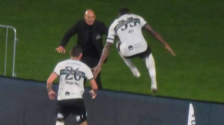 Un jucător a marcat un gol și apoi a dispărut imediat în pământ: momentul incredibil a fost surprins pe video ➤ haberion.com