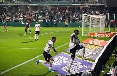 Un jucător a marcat un gol și apoi a dispărut imediat în pământ: momentul incredibil a fost surprins pe video