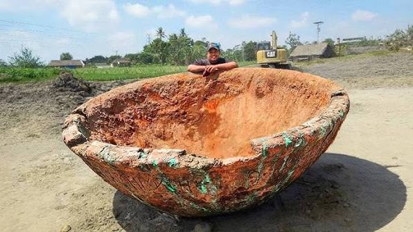 Wood Sculptor Finds a Leather Pouch Hidden Inside a Log, Opens It and Starts Crying
