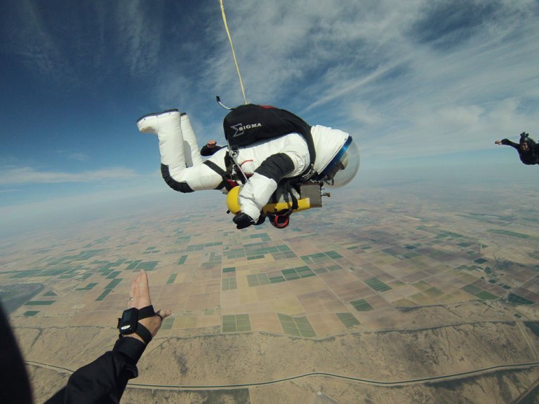 Freefall without safety equipment: He threw his parachute out of a hot air balloon and jumped after it