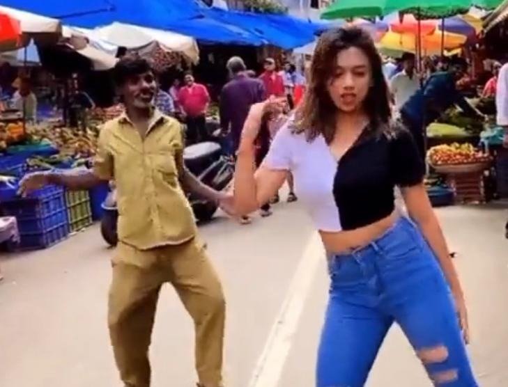 She Danced Like Nobody Was Watching… Then an Auto Driver Joined In! ➤ haberion.com