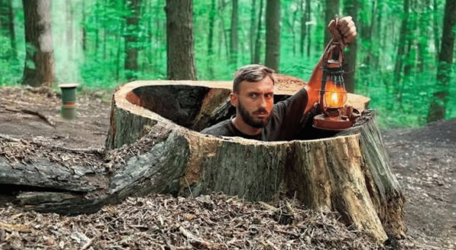 Un soldat descoperă o trapă secretă într-un ciot de copac… și pălește când vede ce se află înăuntru